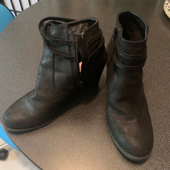Black Zip Ankle Wedge Boots! - Picture 4 of 5